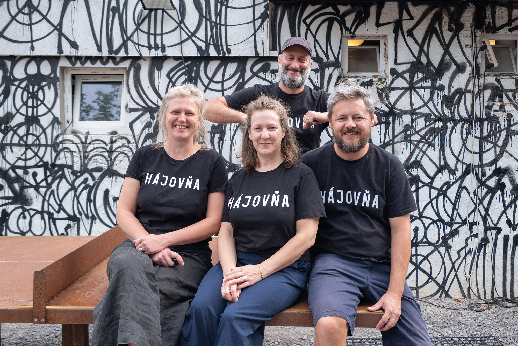 Zľava: Miška Lukáčová, Soňa Viazaničková a Matej Lukáč a Jano Viazo, spoluzakdalatelia kultúrnoturistického centra HÁJOVŇA, Foto: Ema Kassay.